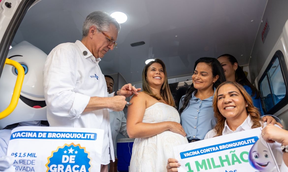 Brasil atinge 1 milhão de gestantes vacinadas contra VSR