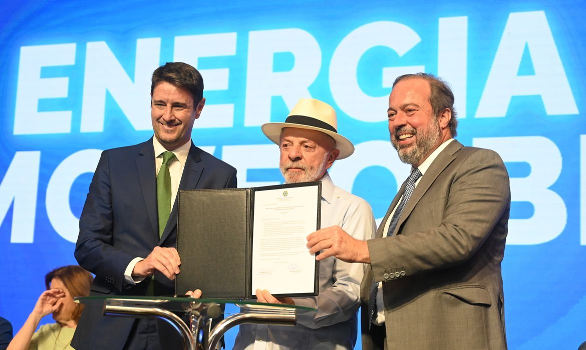 Contratos com distribuidoras de energia são renovados em 13 estados Contratos com distribuidoras de energia são renovados em 13 estados