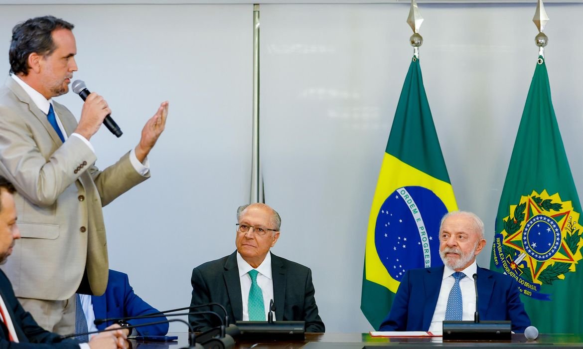 Lula extingue imposto sobre compras internacionais até US$ 50