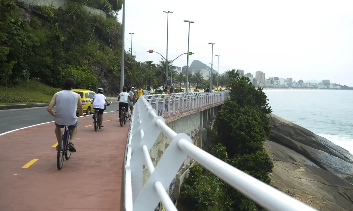 Ciclovia Tim Maia fechada devido a ressaca no Rio de Janeiro