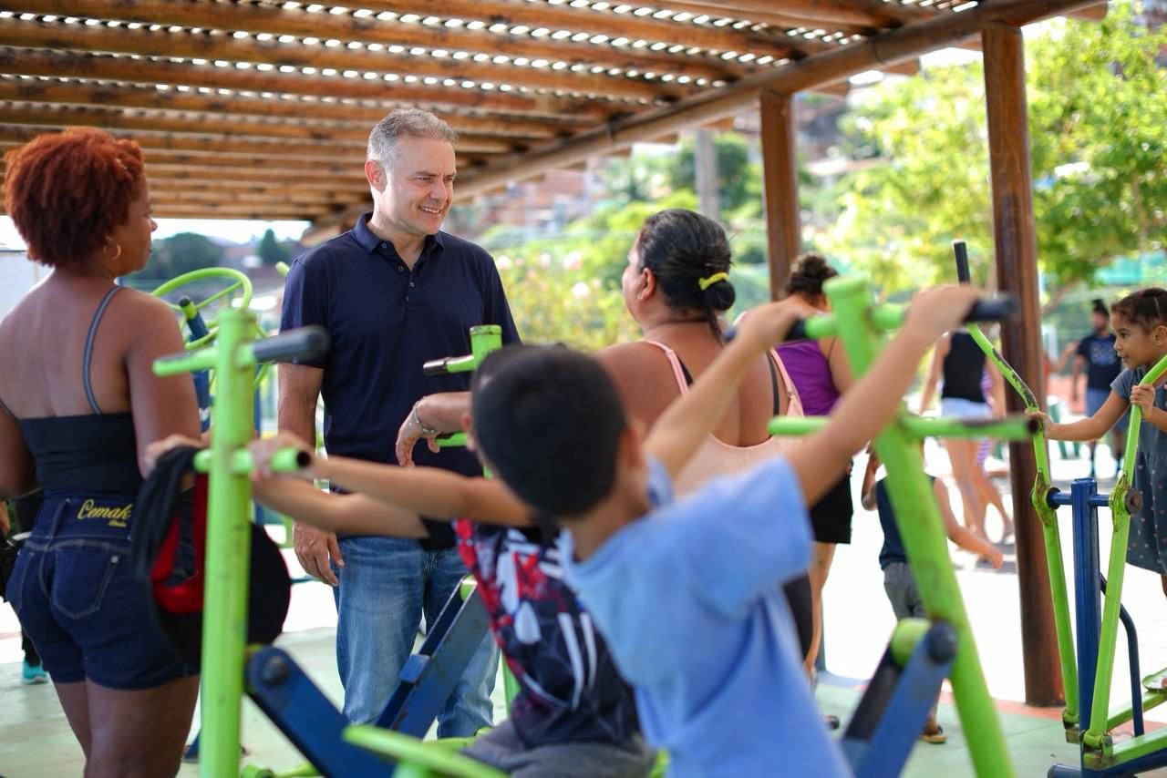 Renan Filho propõe centros regionais para atendimento a crianças com autismo e mães atípicas em AL