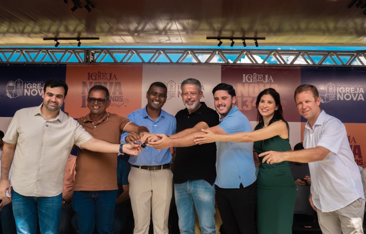 Em Igreja Nova, Arthur Lira entrega retroescavadeira anfíbia e fortalece perímetros irrigados do São Francisco