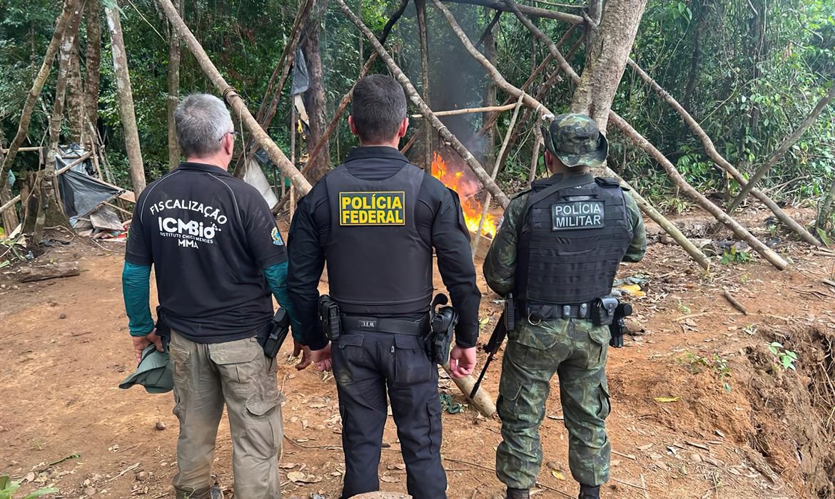 Polícia Federal realiza operação contra garimpos ilegais