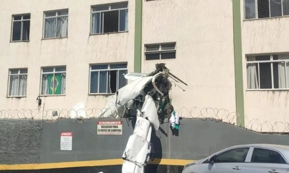 Avião bimotor colide com prédio em Belo Horizonte