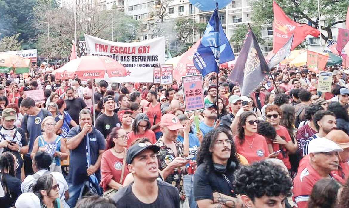 Movimentos sociais protestam em SP contra escala 6×1 e feminicídio