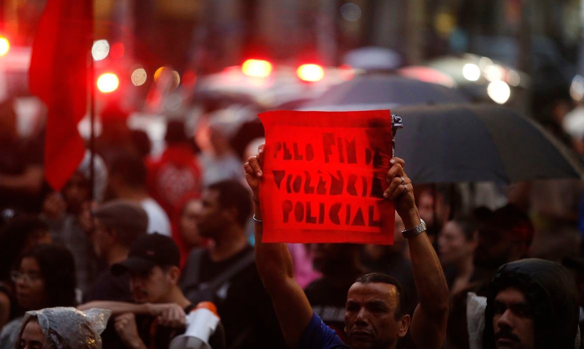 Especialistas criticam continuidade de violência policial no Brasil