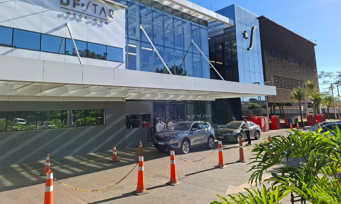 Jair Bolsonaro é submetido a cirurgia no ombro em Brasília