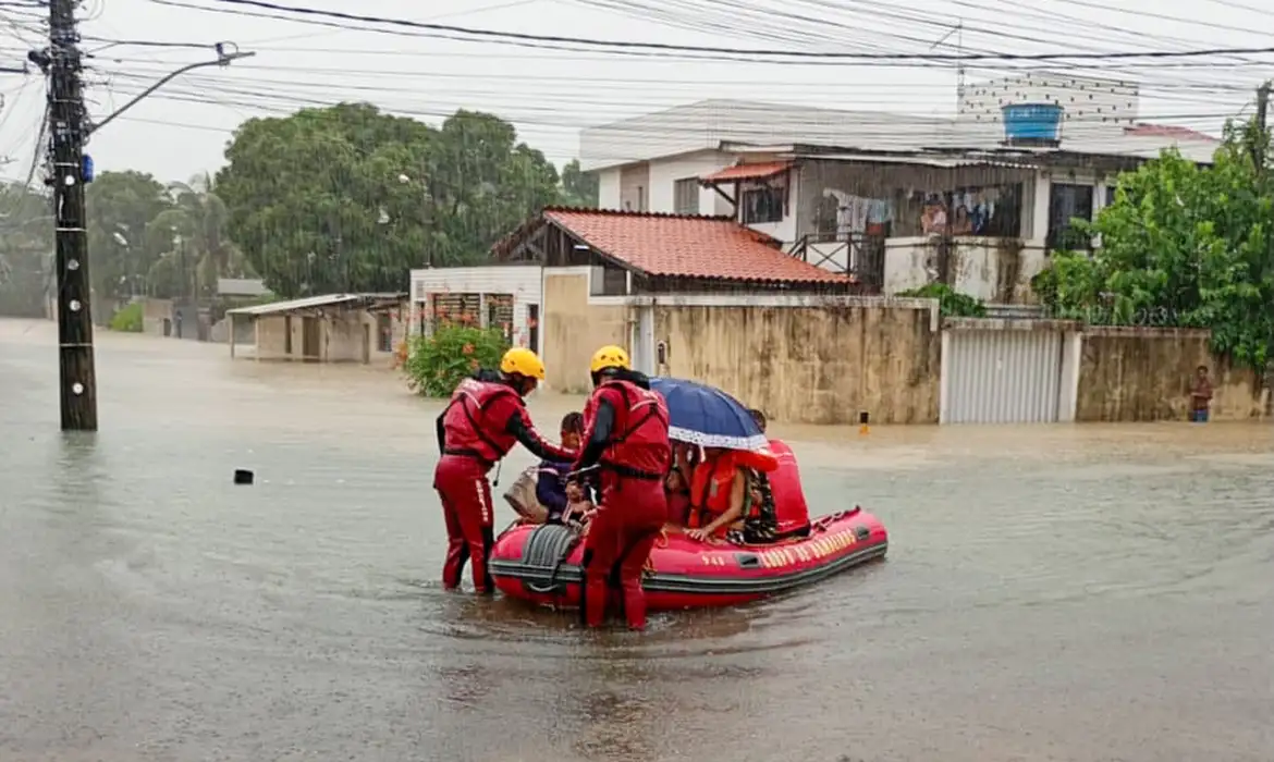 Tempestades em Pernambuco causam mortes e desalojados