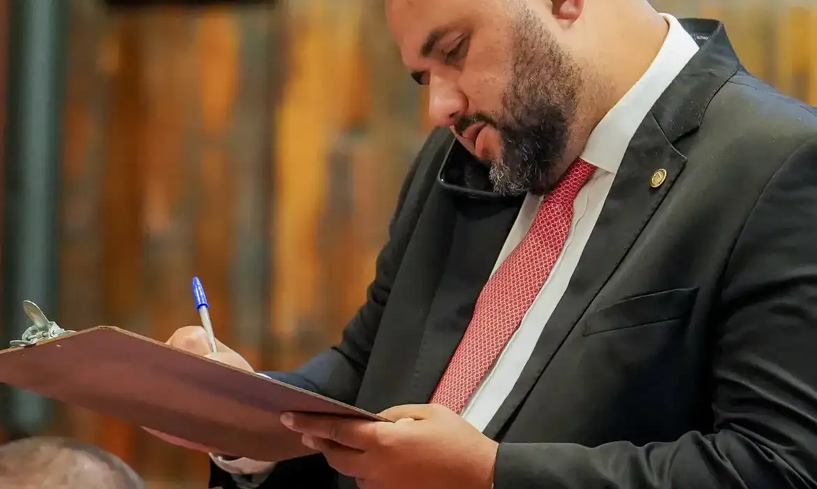 Deputado é preso e PF descobre mensagens de violência em celular