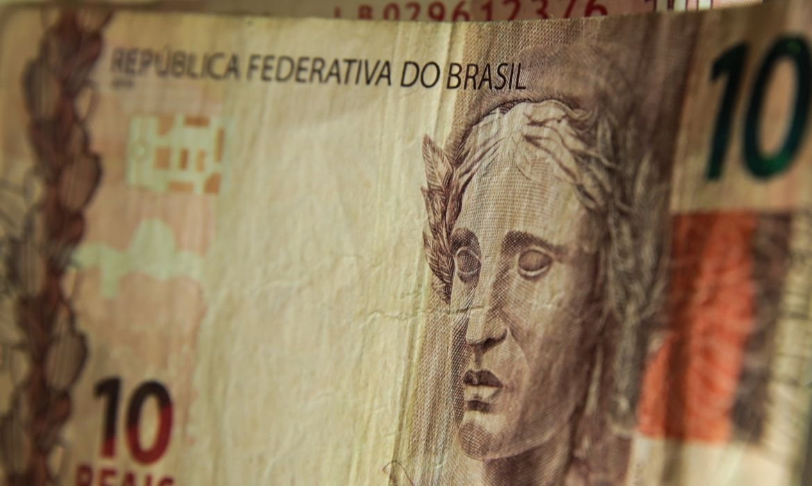 Multa de R$ 1 bilhão é imposta à Fast Shop em SP Multa de R$ 1 bilhão é imposta à Fast Shop em SP