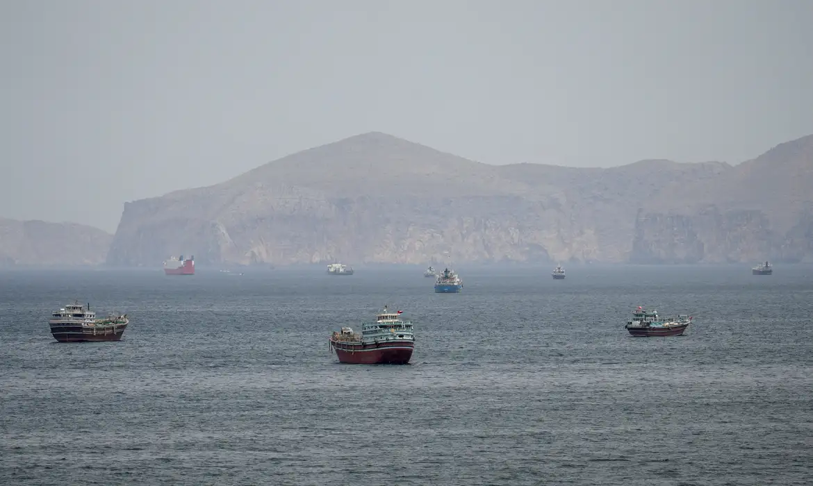Conflito no Estreito de Ormuz envolve navios de guerra dos EUA
