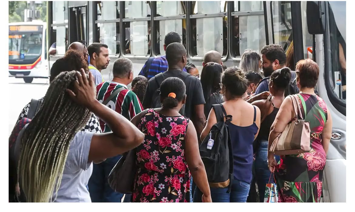 Desemprego mais longo no Brasil registra queda histórica