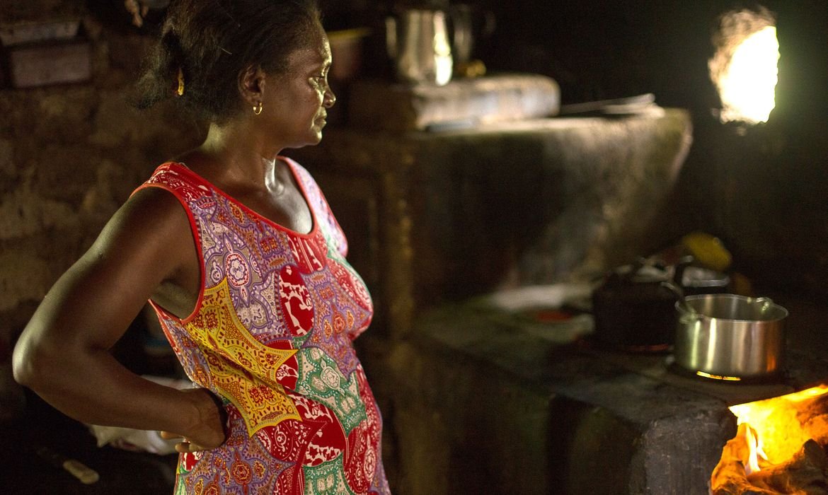 Insegurança alimentar atinge mais lares chefiados por mulheres negras