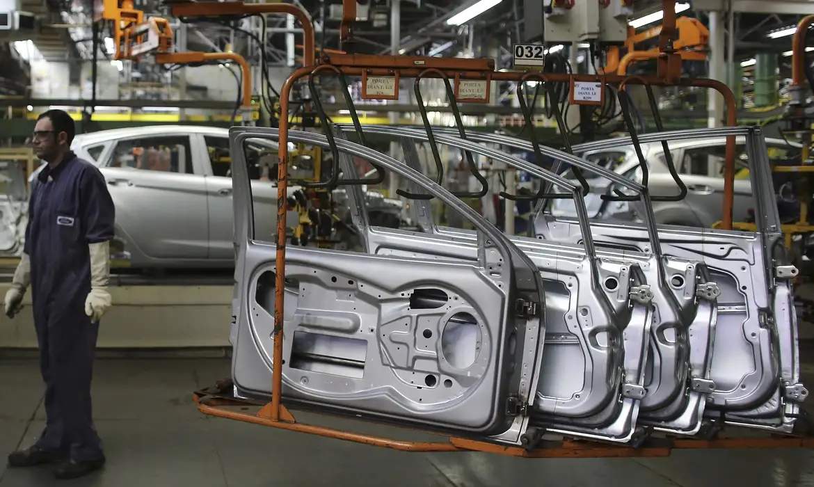 Produção industrial registra crescimento de 0,1% em março
