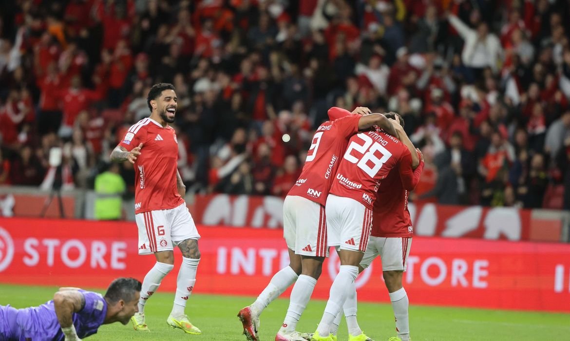 Internacional vence Fluminense e se afasta do Z4