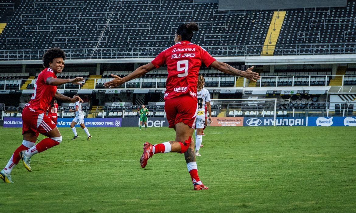 Inter vence Santos por 3 a 0 no Brasileirão Feminino