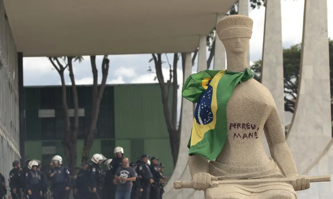 Moraes nega pedido de redução de pena para Débora do Batom