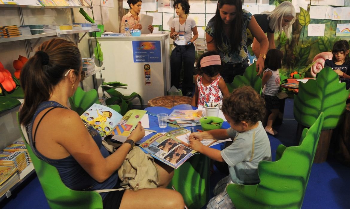 Mais da metade das famílias brasileiras não lê para crianças