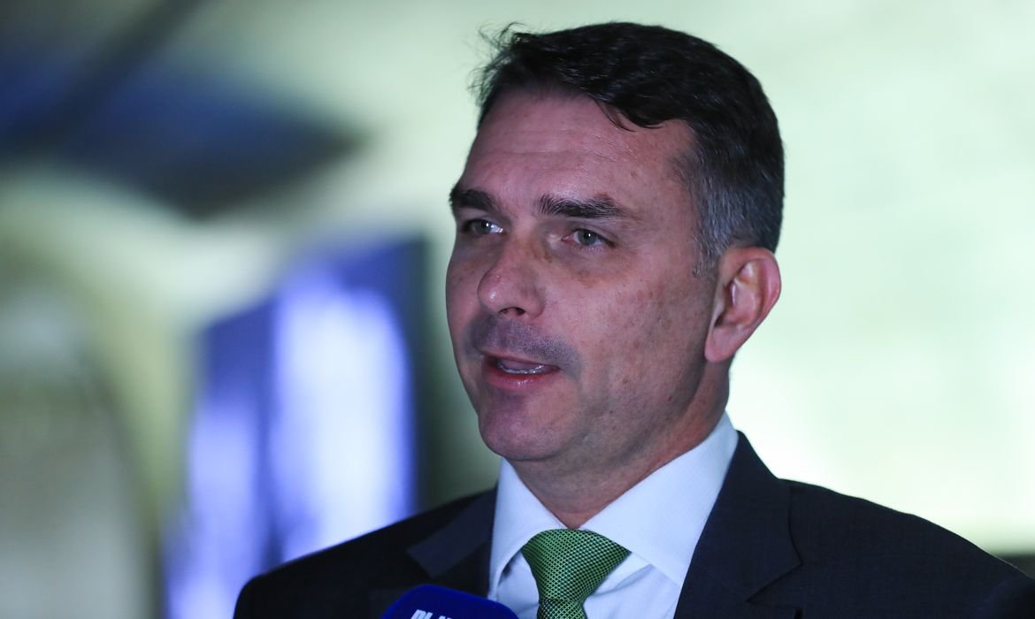 Denúncia contra Flávio Bolsonaro e banqueiro por ligação suspeita