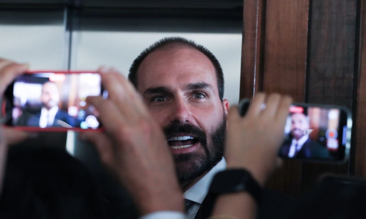PGR solicita punição de Eduardo Bolsonaro por coação