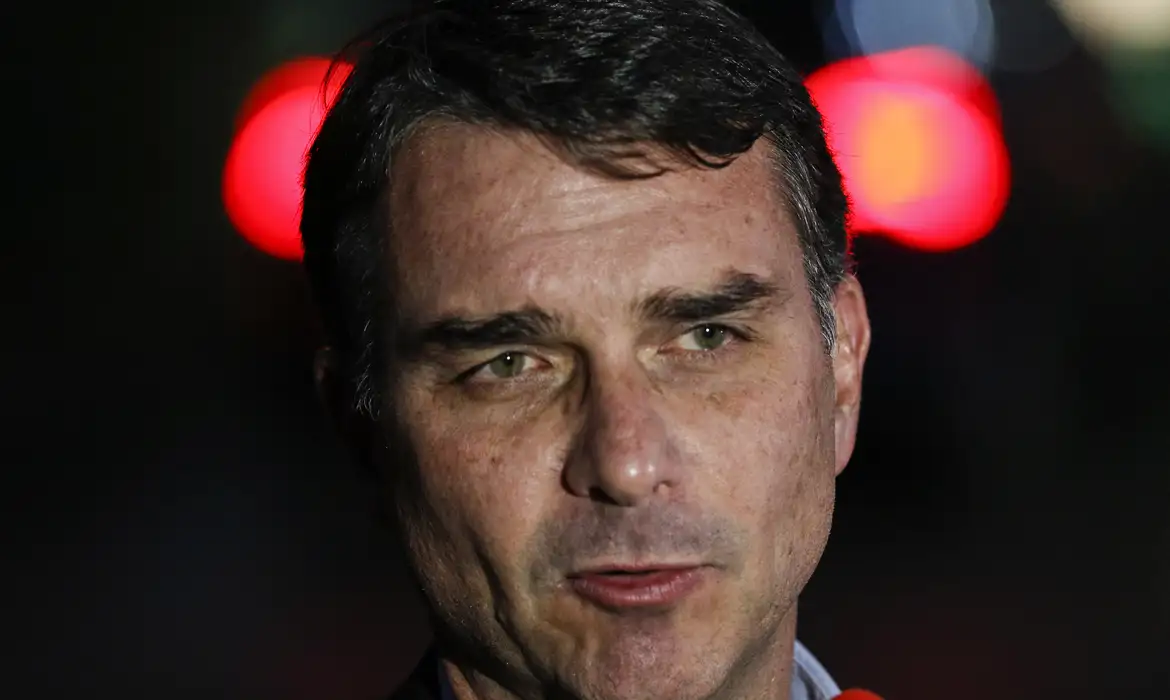 Flávio Bolsonaro se defende sobre relação com banqueiro