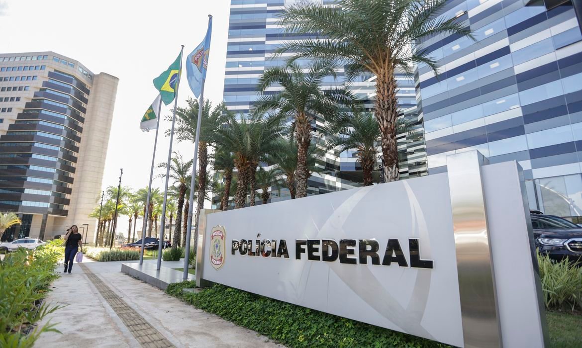 Pai de banqueiro é preso por liderar milícia associada a fraudes