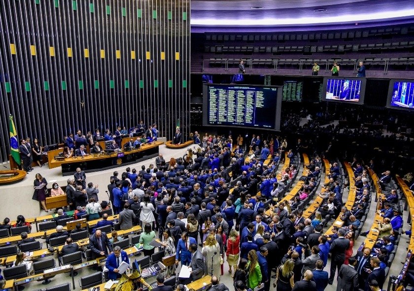 Câmara aprova projeto que extingue processos de contas partidárias e libera disparos em massa por políticos