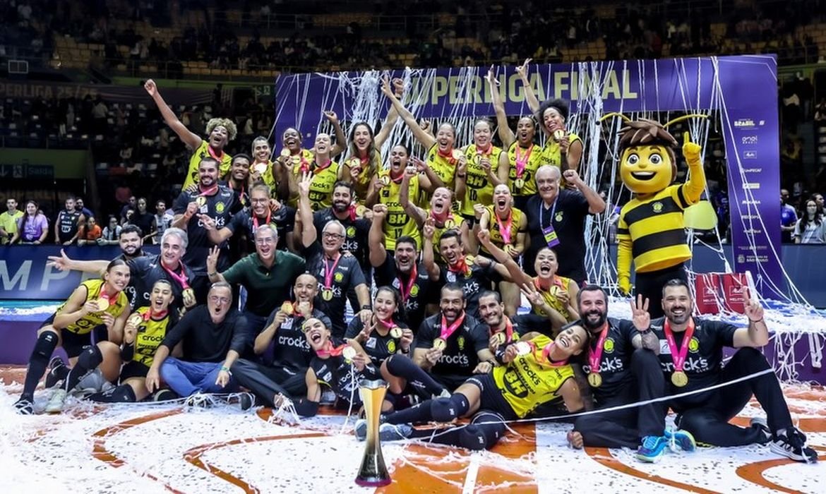 Praia Clube conquista Superliga Feminina de vôlei pela terceira vez