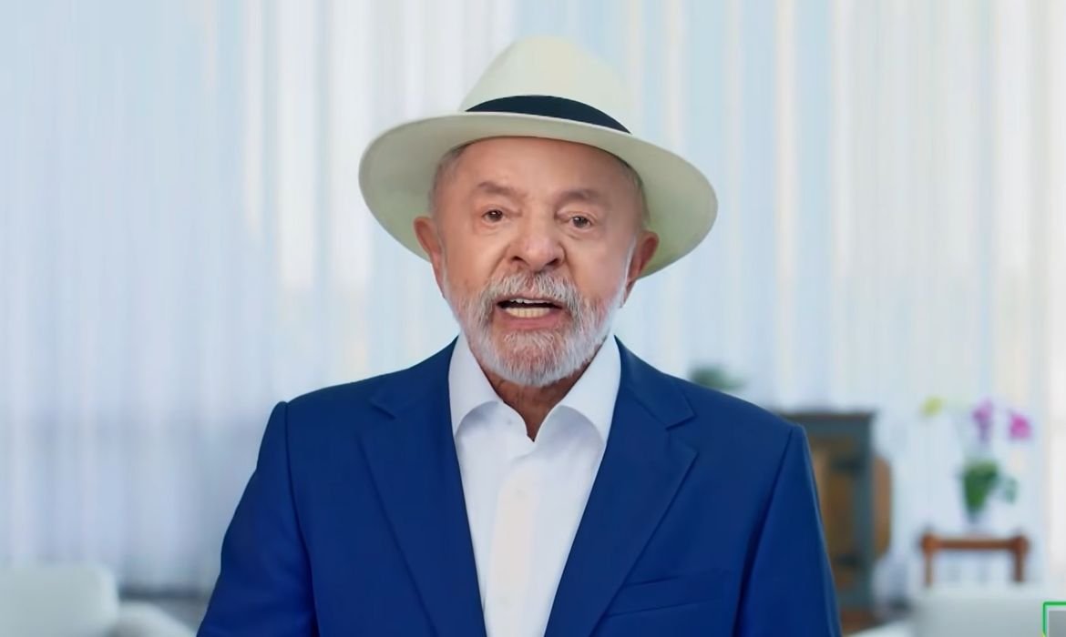 Lula se pronuncia sobre ligação entre Flávio Bolsonaro e banqueiro preso
