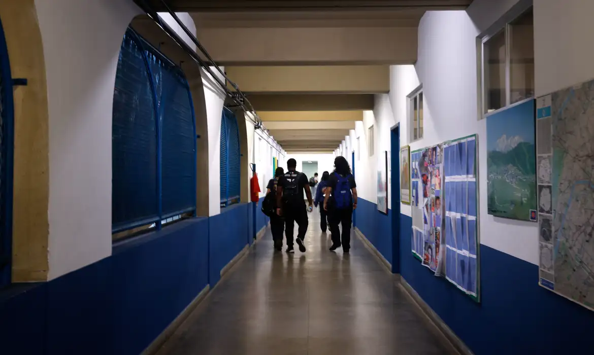71,7% dos gestores escolares enfrentam dificuldades com violência