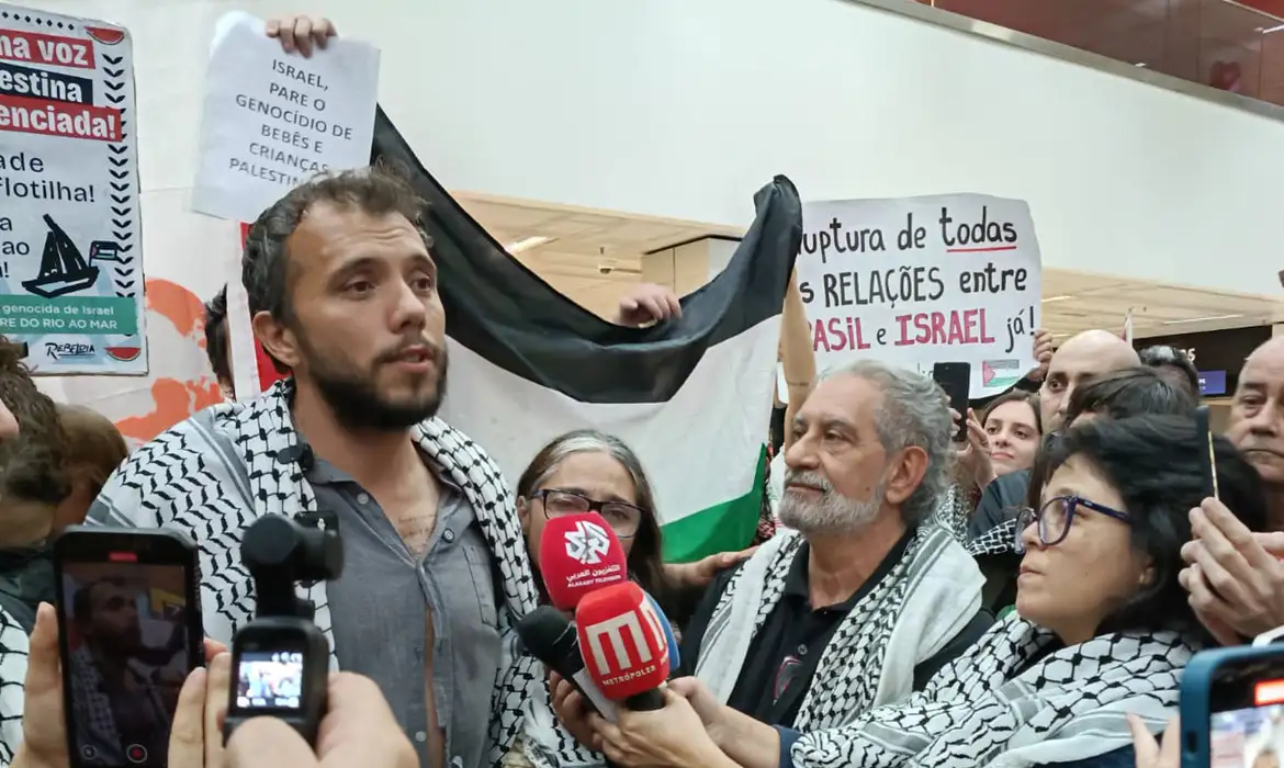 Thiago Ávila retorna ao Brasil após prisão em Israel
