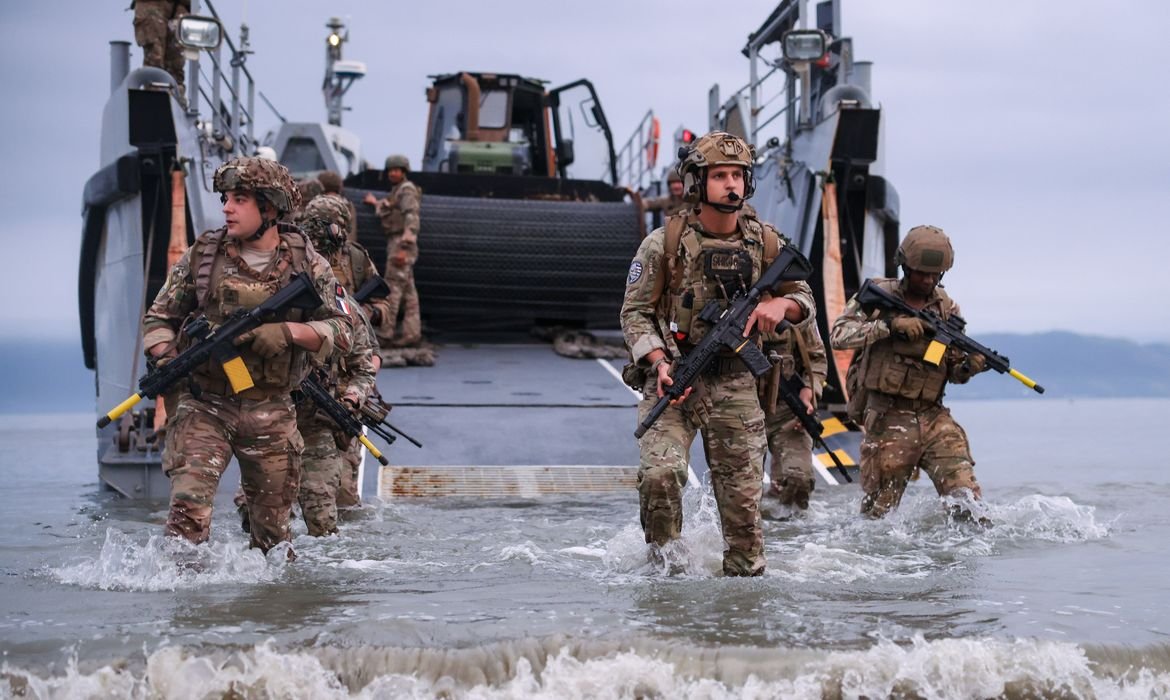 Exercício militar entre Brasil e França é realizado na costa fluminense