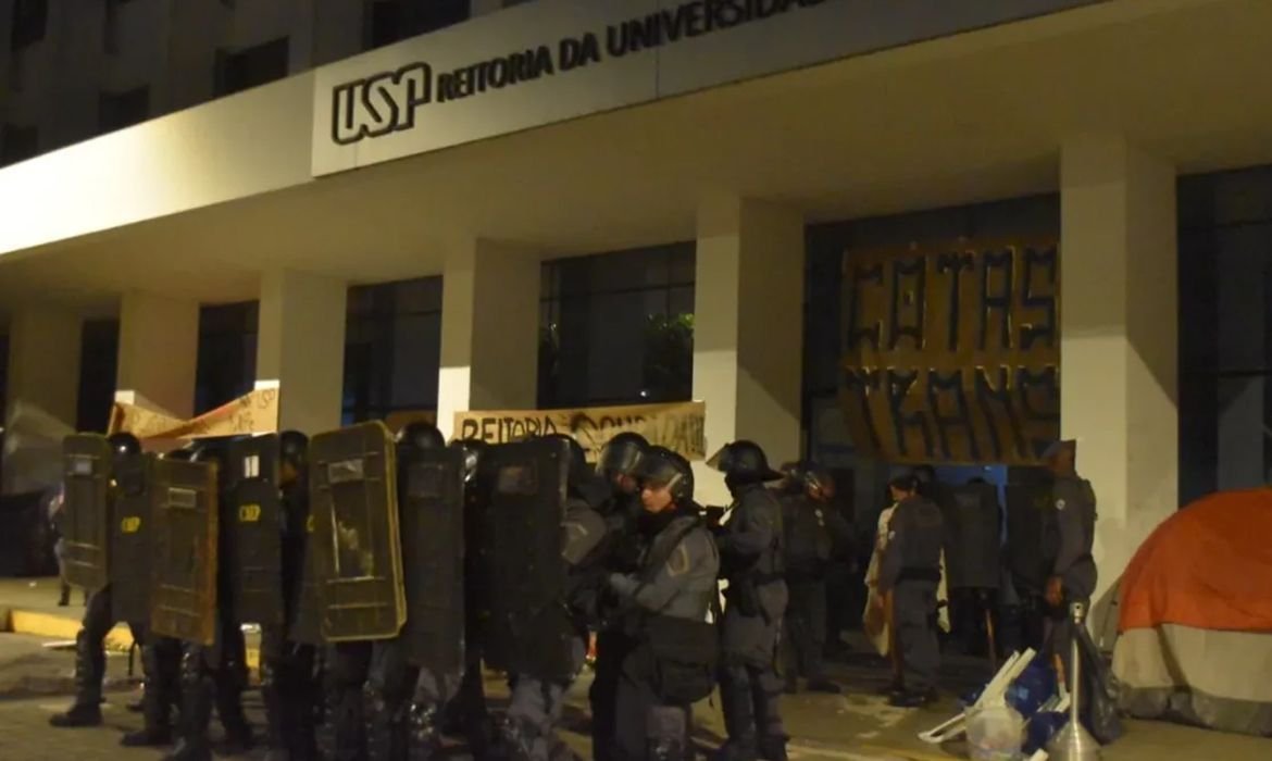 Conflito entre vereadores e estudantes marca ato em SP