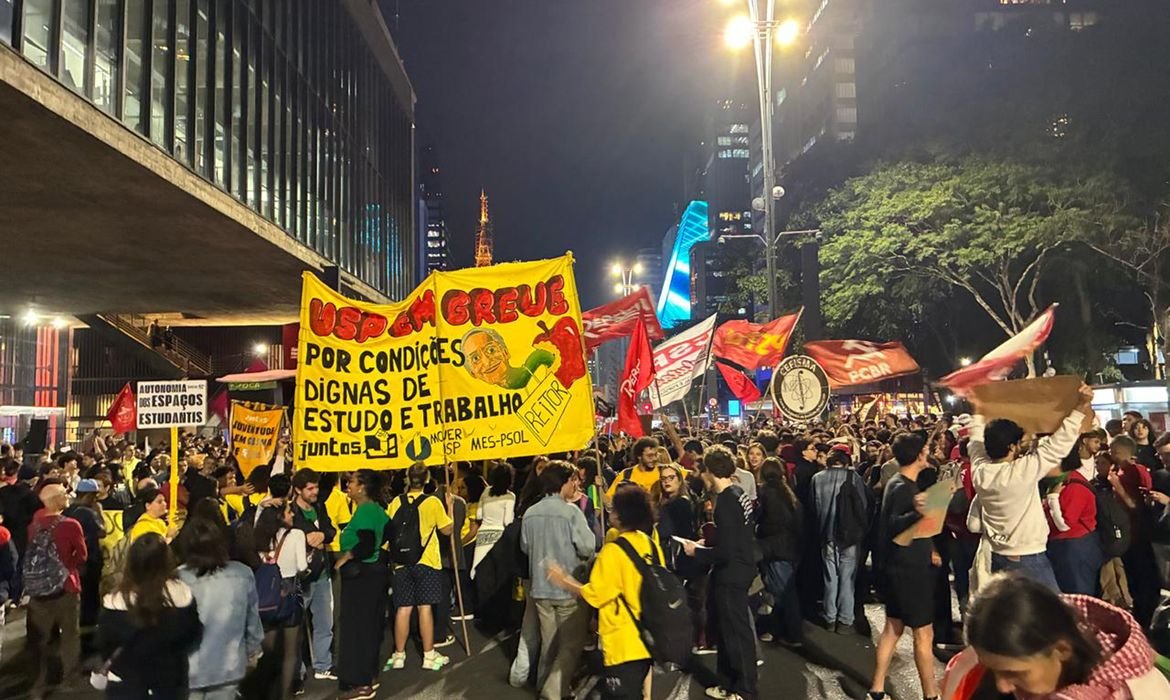 Estudantes da USP protestam por melhorias e diálogo com a reitoria
