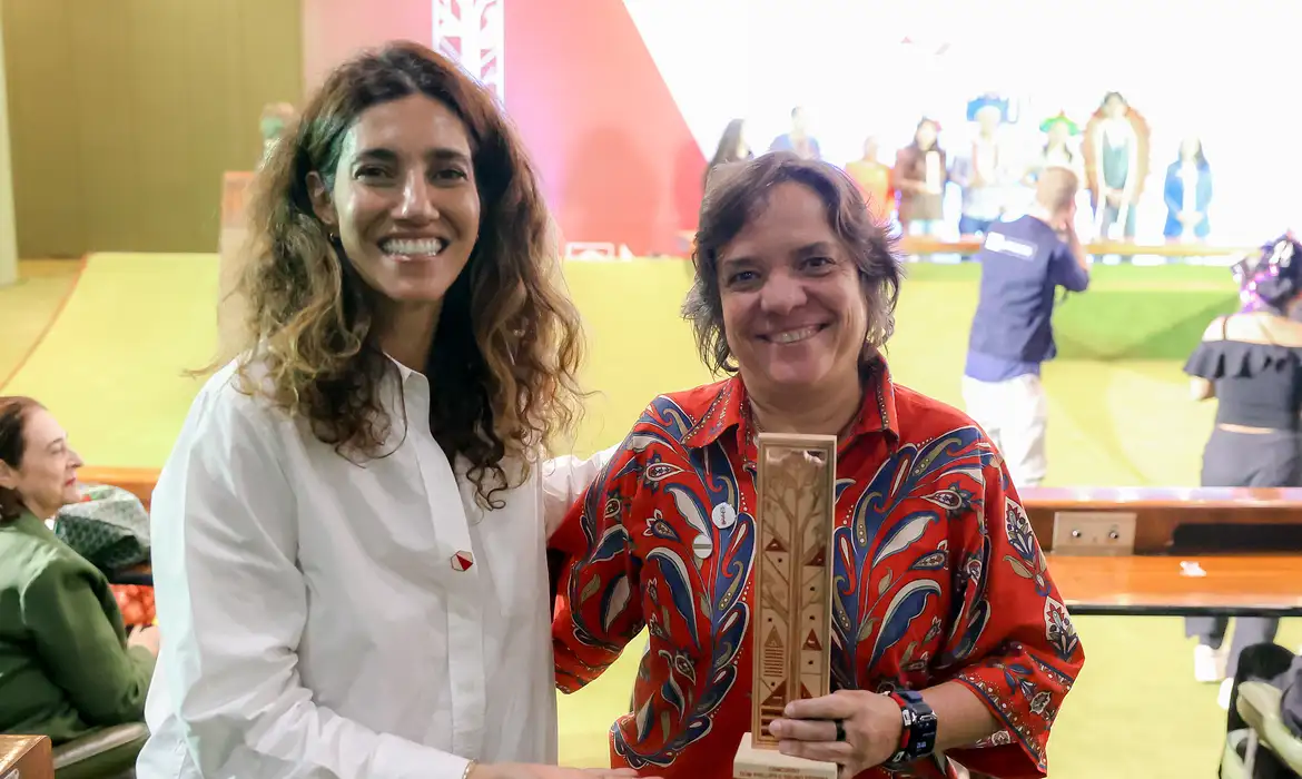 Tânia Rêgo é reconhecida em prêmio de jornalismo ambiental Tânia Rêgo é reconhecida em prêmio de jornalismo ambiental