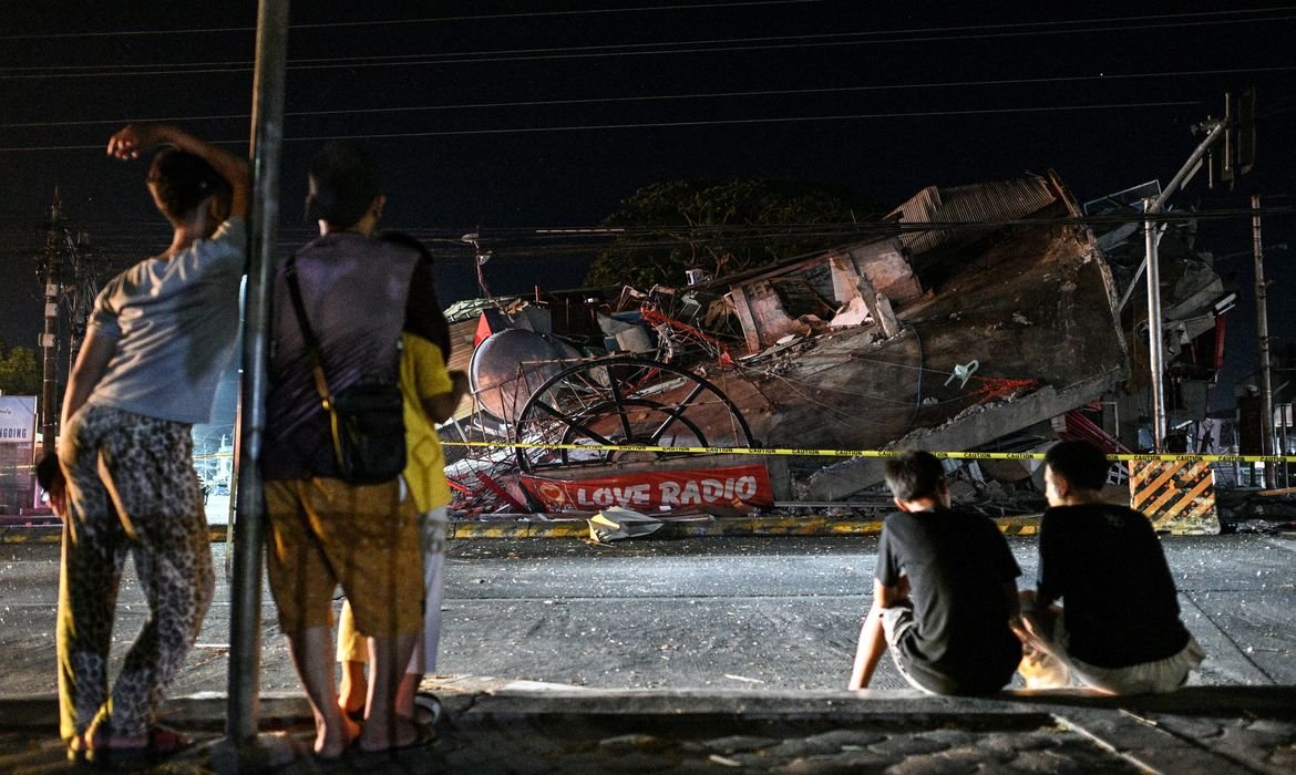 Forte terremoto deixa 32 mortos no sul das Filipinas Forte terremoto deixa 32 mortos no sul das Filipinas