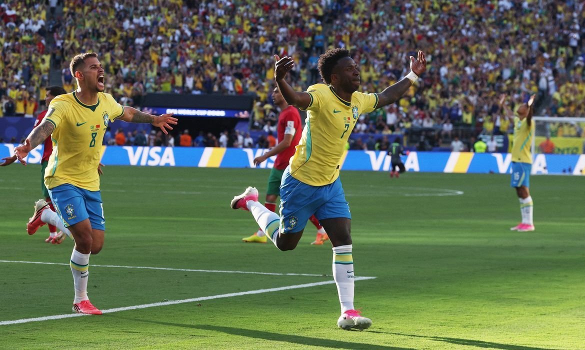 Estreia da Seleção Brasileira tem destaque para Raphinha e Vinícius Jr.