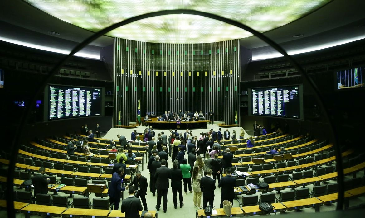 CCJ aprova proposta para reduzir a maioridade penal no Brasil