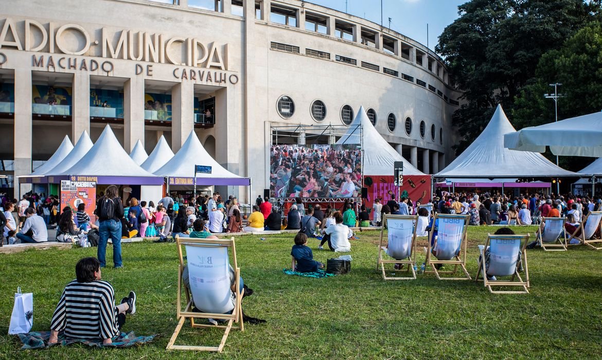 Paleontólogo leva dinossauros à Feira do Livro de São Paulo Paleontólogo leva dinossauros à Feira do Livro de São Paulo