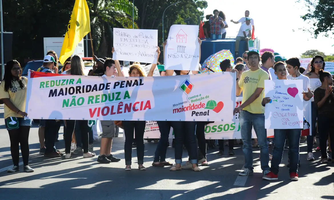Críticas à redução da maioridade penal pela CCJ da Câmara