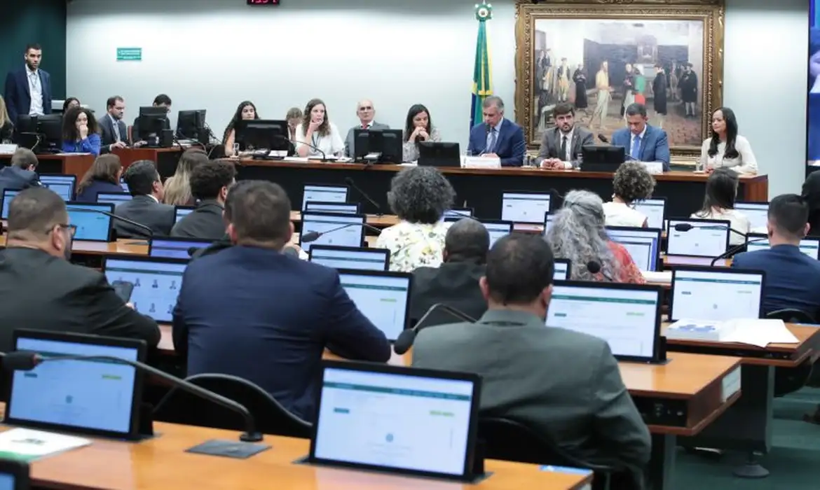Câmara dos Deputados analisa proposta sobre maioridade penal Câmara dos Deputados analisa proposta sobre maioridade penal