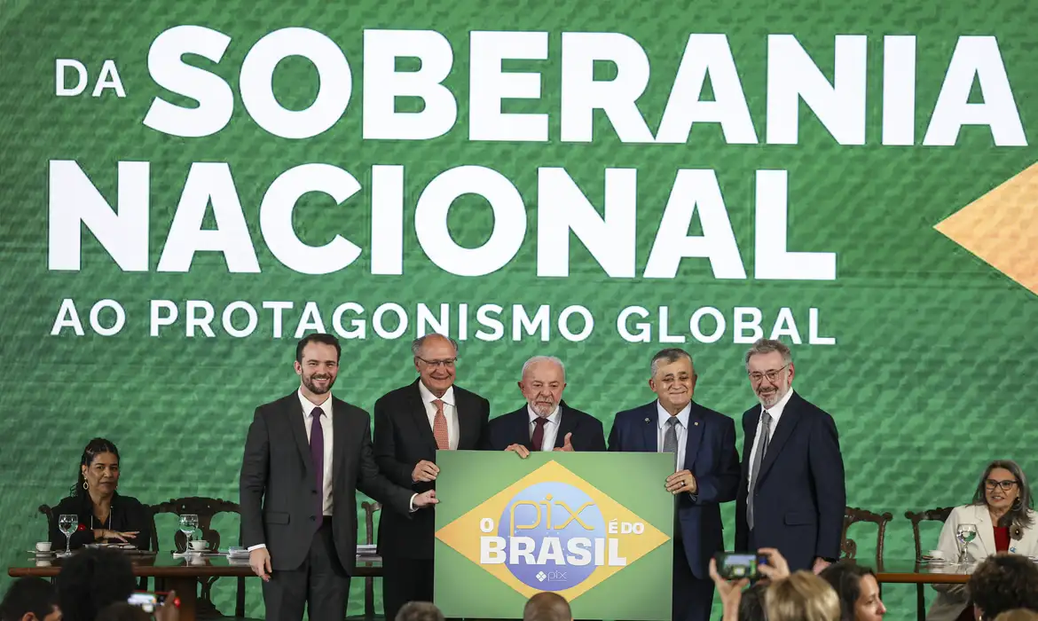 Durigan defende soberania e destaca avanços no Brasil