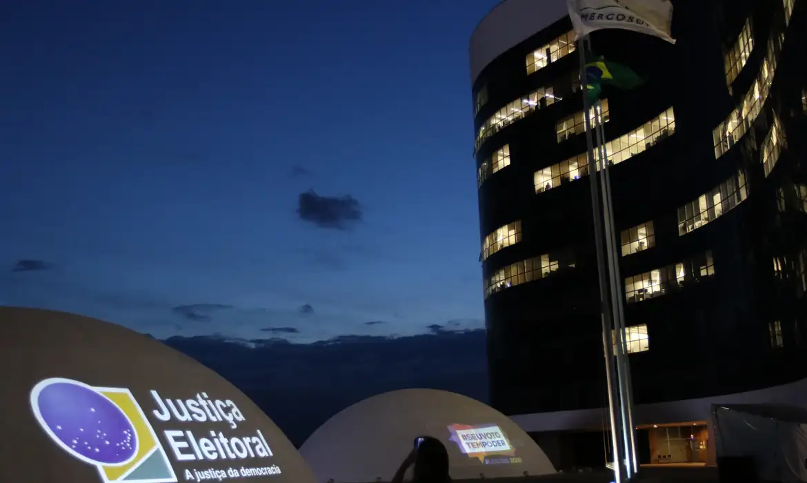 Decisão sobre pesquisa de intenção de voto é adiada pelo TSE Decisão sobre pesquisa de intenção de voto é adiada pelo TSE