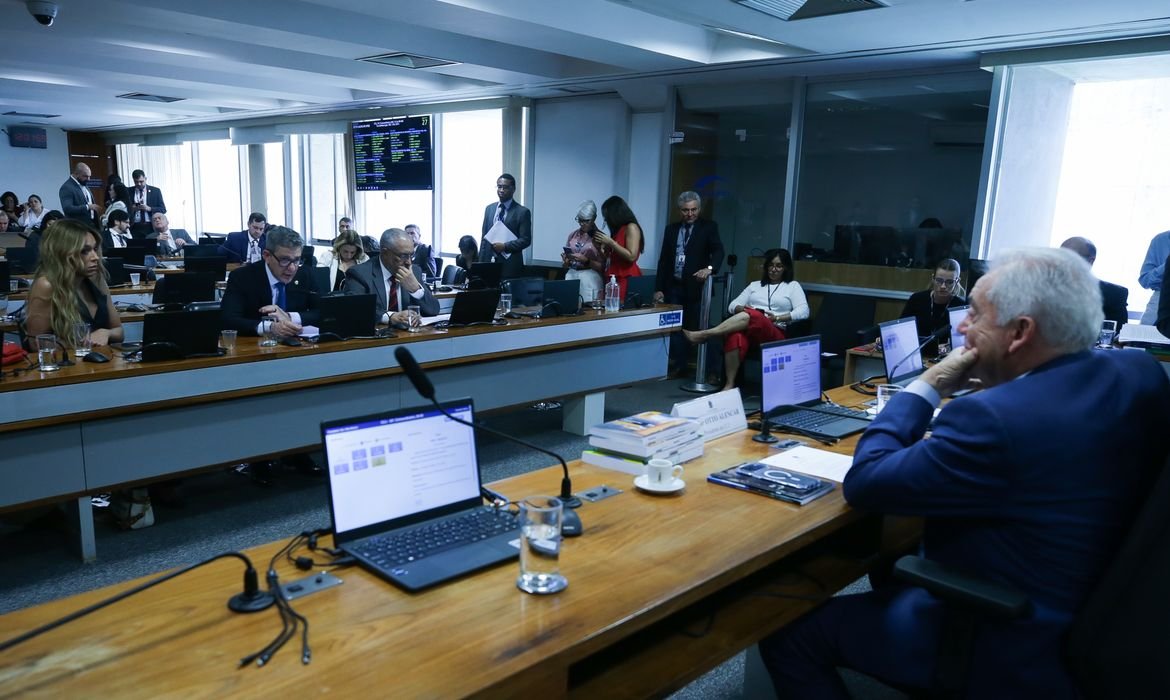 Senado estabelece cronograma para PEC que altera jornada de trabalho Senado estabelece cronograma para PEC que altera jornada de trabalho