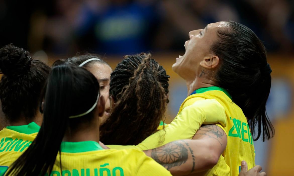 Brasil vence Estados Unidos em amistoso histórico do futebol feminino