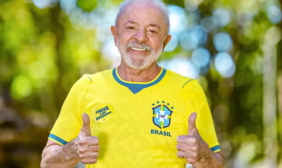 Lula incentiva seleção brasileira a jogar com garra na Copa Lula incentiva seleção brasileira a jogar com garra na Copa
