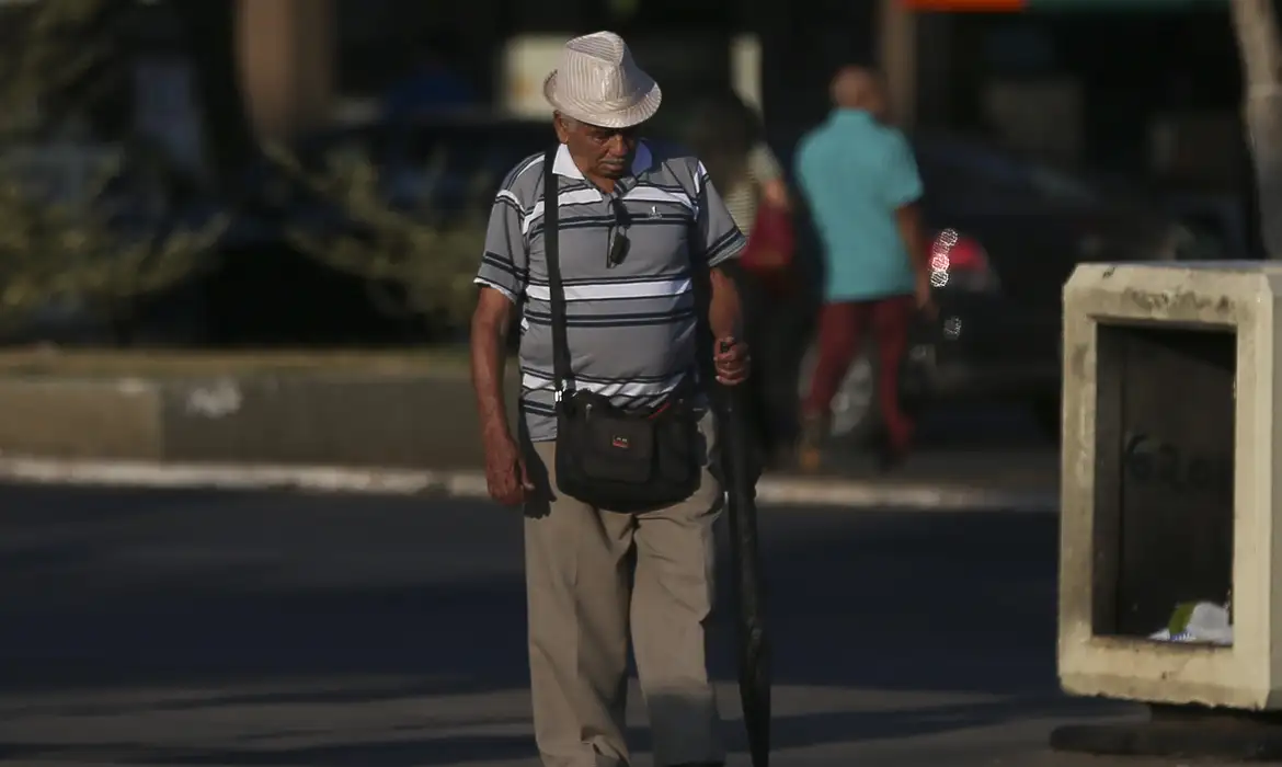 Campanha Junho Violeta alerta contra violência a idosos