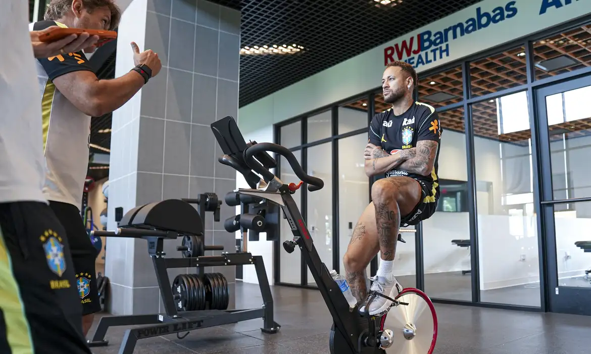 Neymar realiza exame e ainda não se junta aos treinos da seleção
