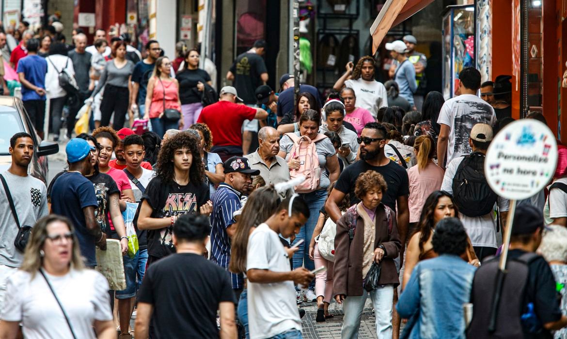 Redução da pobreza nas metrópoles brasileiras entre 2021 e 2025