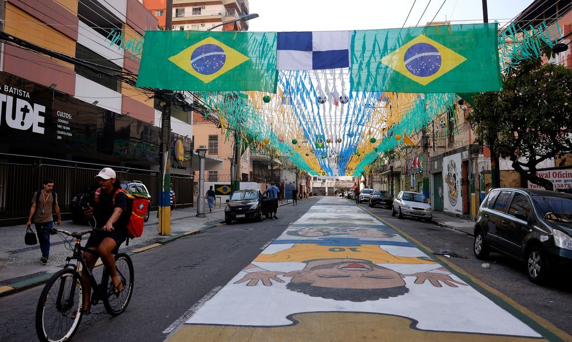 Comunidades do Rio se unem em decoração para Copa do Mundo